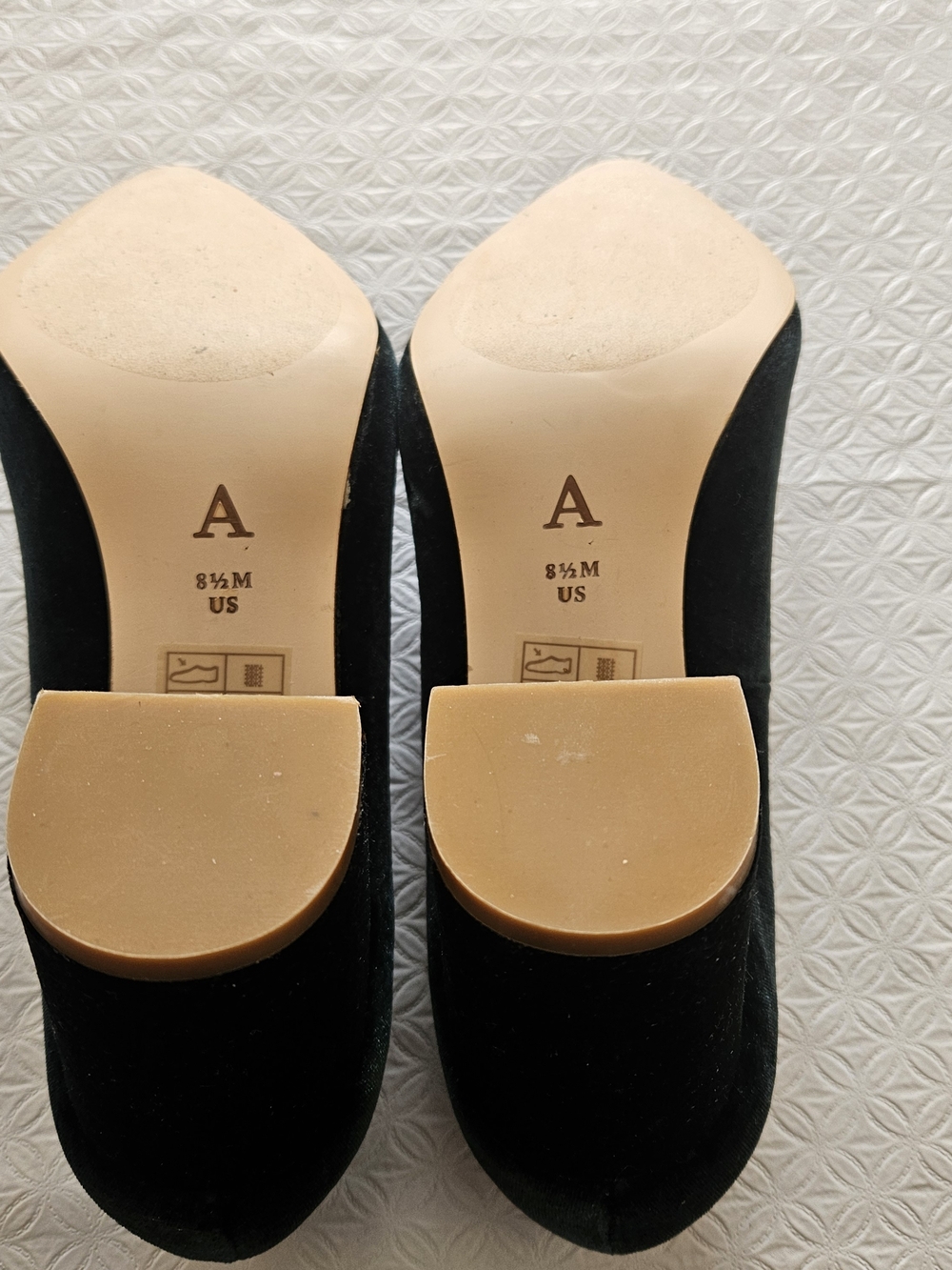 Anthropologie Emerald Green Scallop-Edge Velvet Heels - Picture 7 of 8